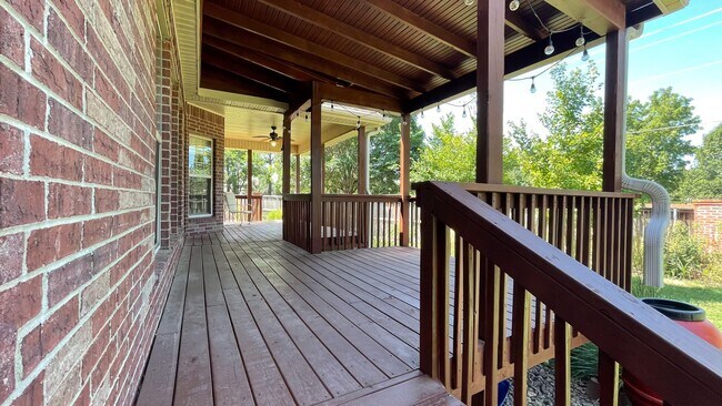 Building Photo - 1501 NE Greenbrier Ct