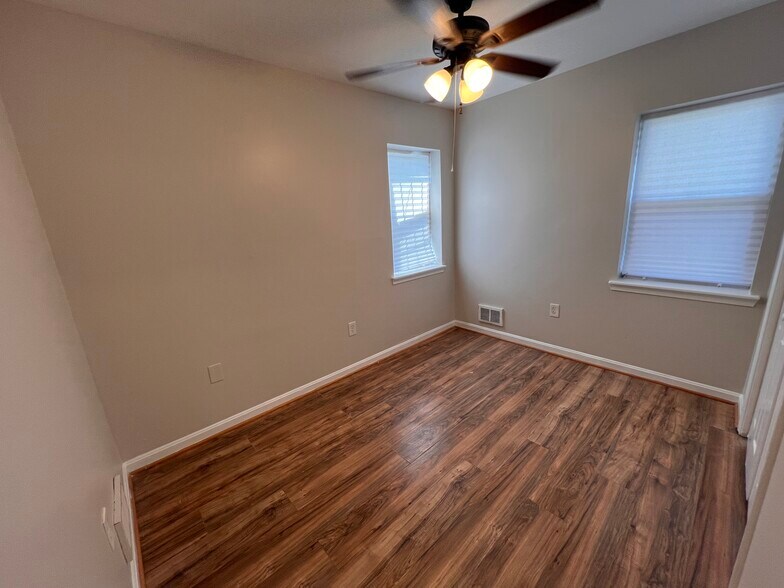 Bedroom 2/Den - 525 W Mosher St
