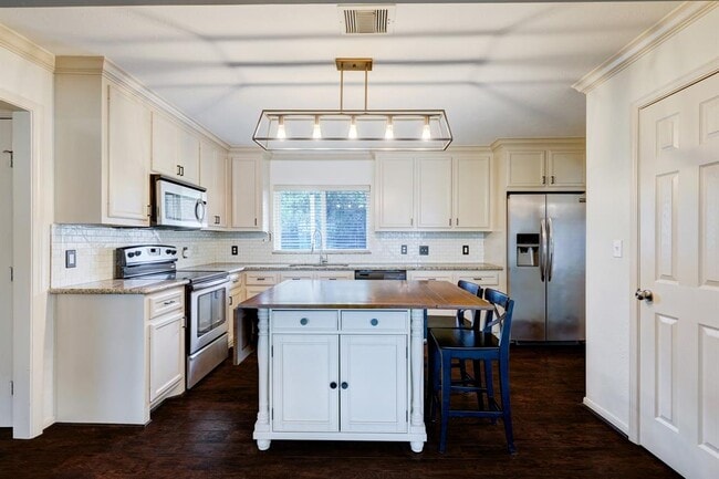 Building Photo - 2207 Stonecrest Dr