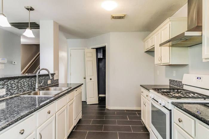 Building Photo - 5410 McKinley Ct