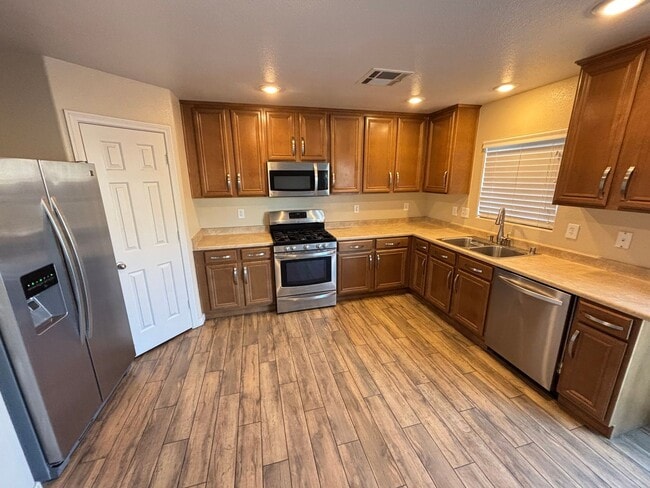 Building Photo - Gorgeous 3Bed/2.5Bath, 2-Story Home located in the SW part of the valley