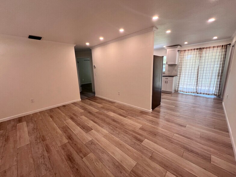 Building Photo - 3339 Van Nuys Loop