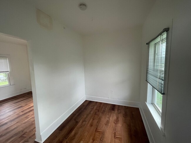 ***PENDING APPLICATION*** Cozy one bedroom with den and 1 car garage. Nicely located right in th... - ***PENDING APPLICATION*** Cozy one bedroom with den and 1 car garage.  Nicely located right in th...