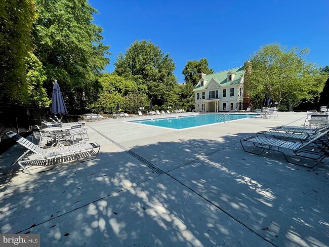 Building Photo - 1100 Quaker Hill Dr