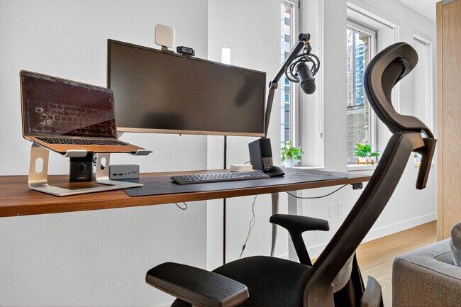 Building Photo - 84 William St