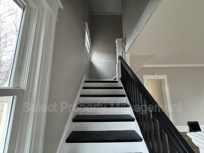 Building Photo - 930 3rd St