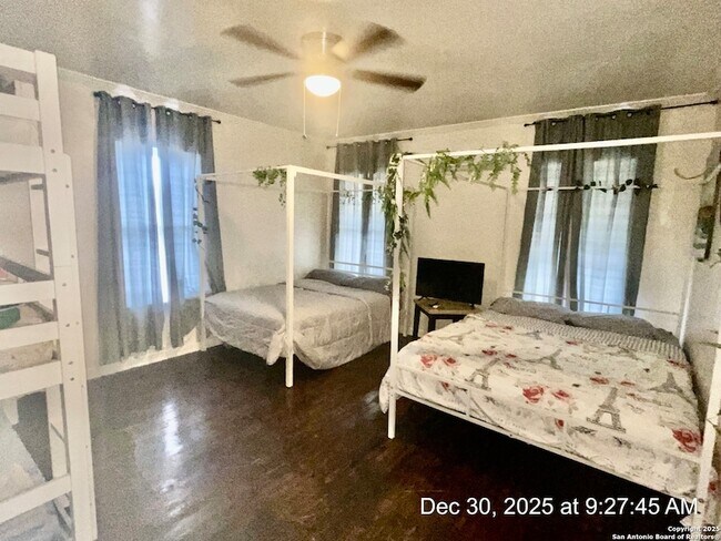 Building Photo - 1010 Gardina St