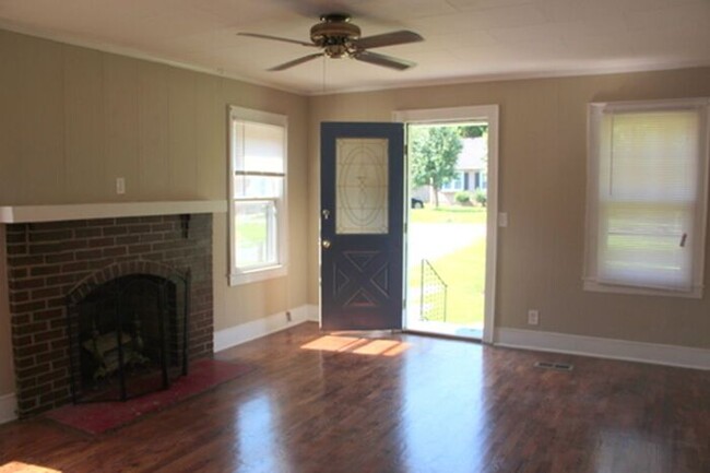 Building Photo - Great House! Renovated 3/1 Lots of Charact...