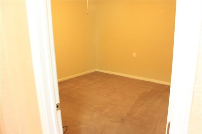 Building Photo - 6 Fairview Dr