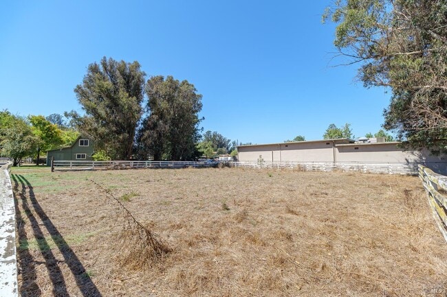 Building Photo - 9527 Old Redwood Hwy N