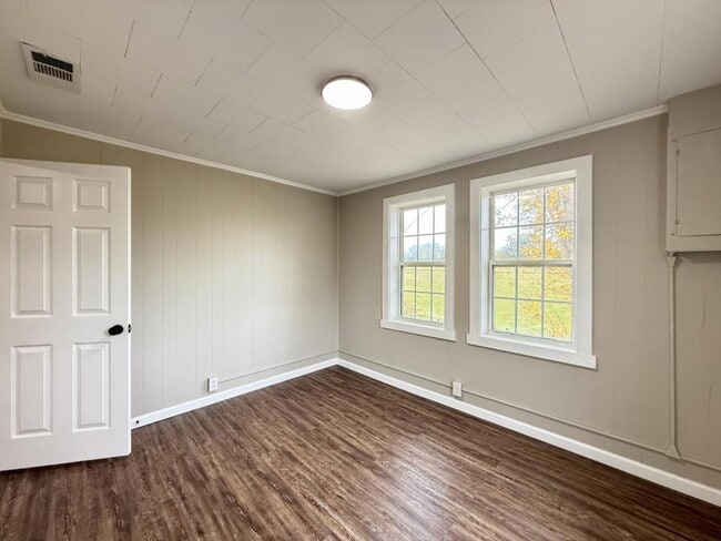 Building Photo - 11025-11107 107 Cutoff