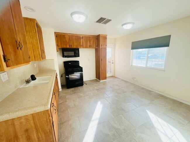 Building Photo - 2 Bedroom 1 Bathroom Home!