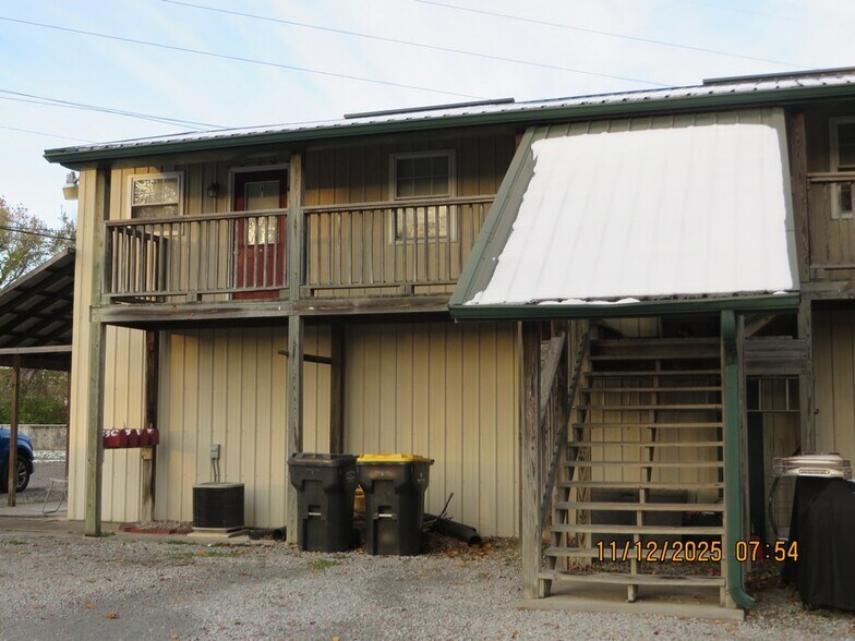 Building Photo - 423 E 8th St