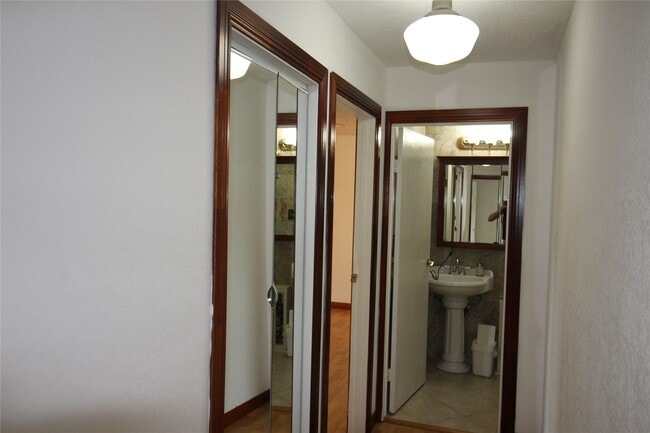 Building Photo - 458 Woodrail Dr