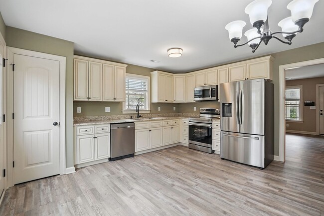 Building Photo - AVAILABLE NOW!  LIKE NEW! Cute One-Story R...