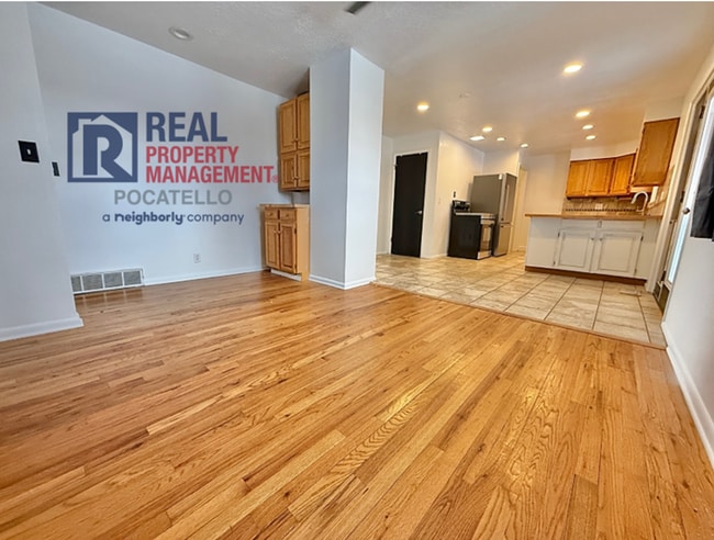 Building Photo - 3 bed 2 bath house - 1 car garage - PET FRIENDLY