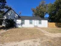 Building Photo - 2 Bedroom 1 Bathroom Duplex