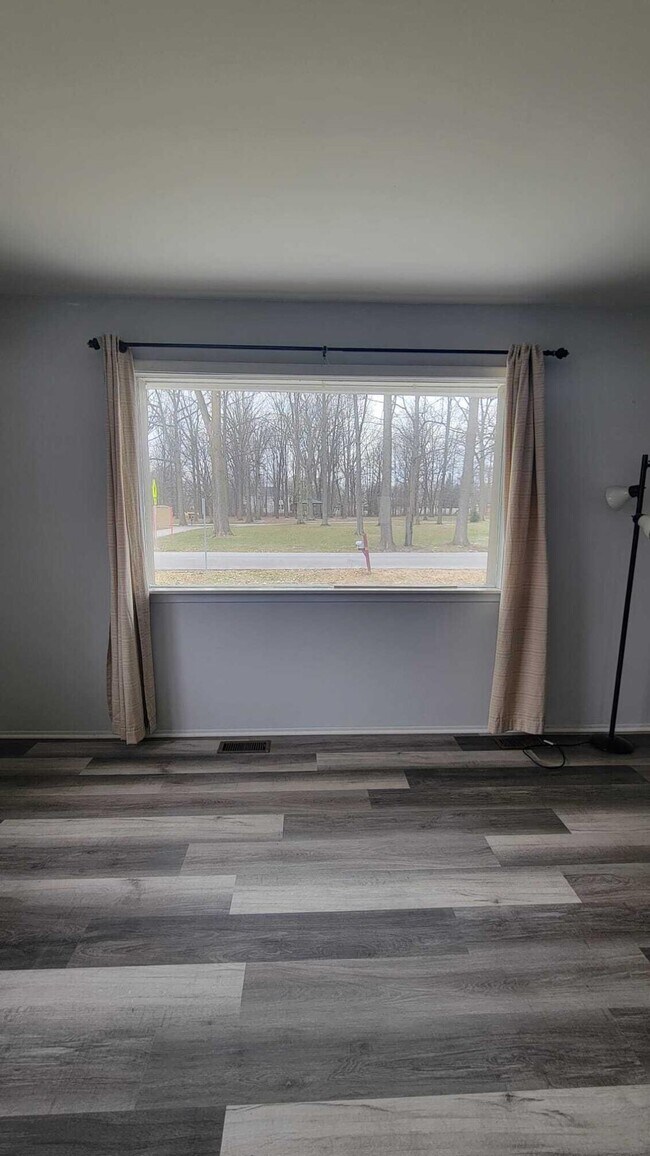 Building Photo - 655 Robinwood Dr