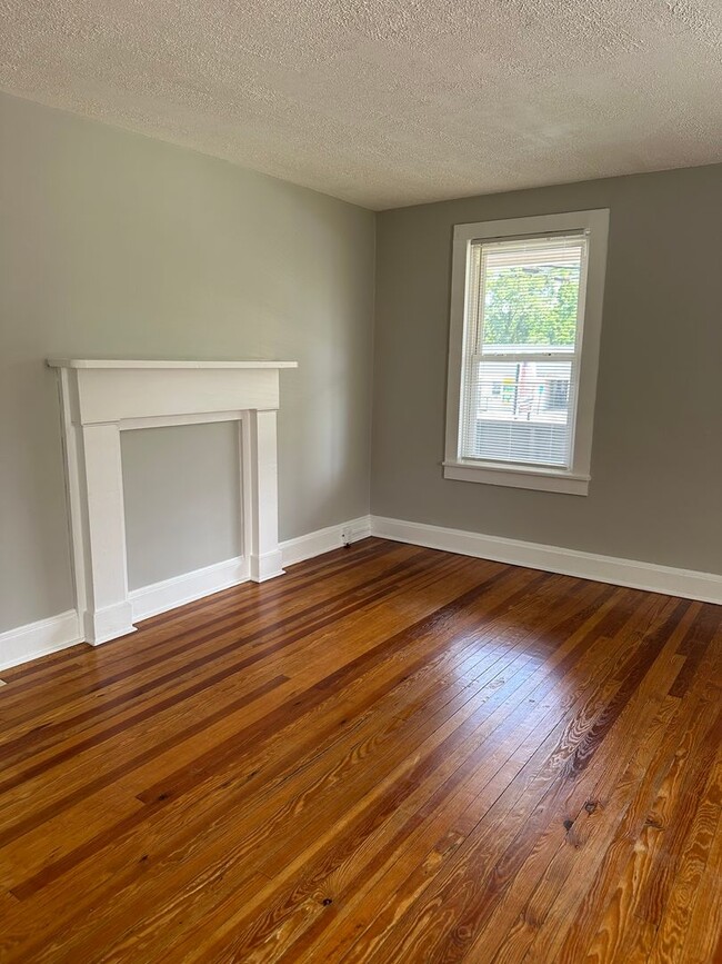 Building Photo - Adorable 3 Bedroom Duplex for $1,800./month