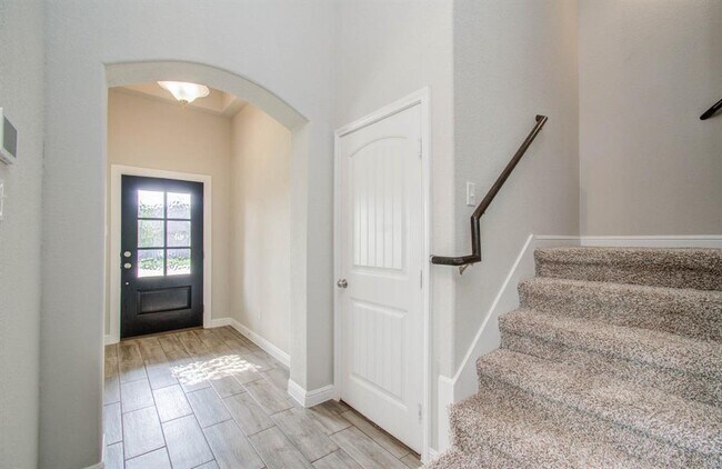 Building Photo - 2442 Wembley Way