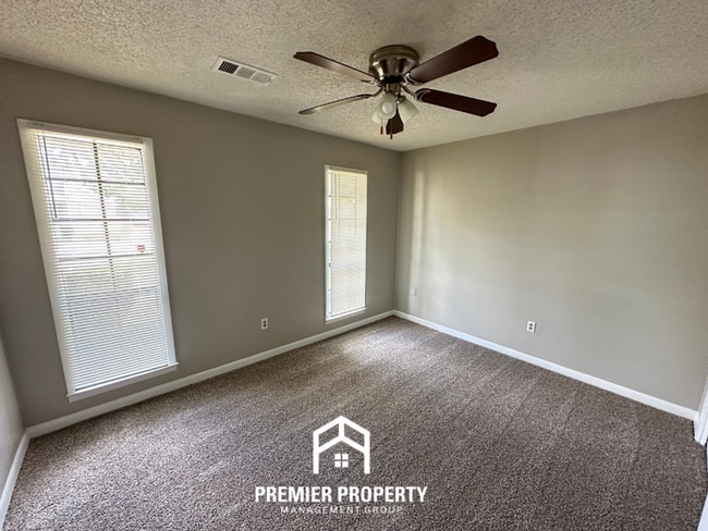 Building Photo - Beautiful 3BR/2BA Near Southwind | Soaring Vaulted Ceilings, Fireplace & Fenced Yard