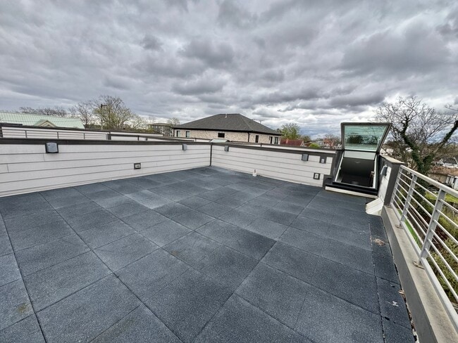 Building Photo - 3 Bed, 3.5 Bath Home w/ 2 Car Garage and Lake Views