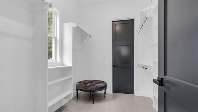 Building Photo - 8913 Pear St