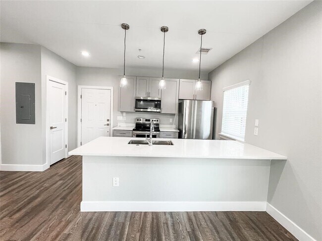 Building Photo - 144 W 5th St