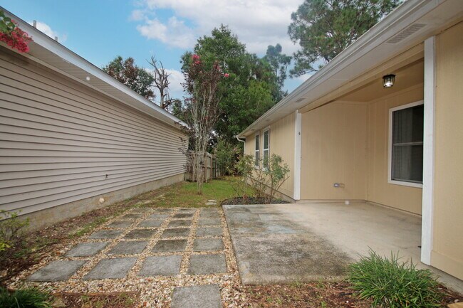 Building Photo - Charming Renovated 3/2 Cottage with Granit...