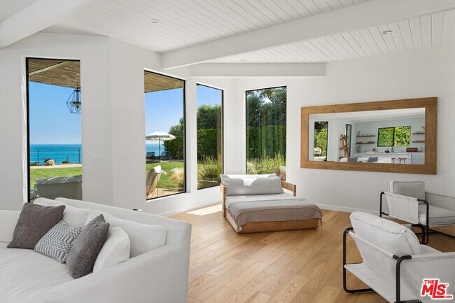 Building Photo - 28926 Cliffside Dr