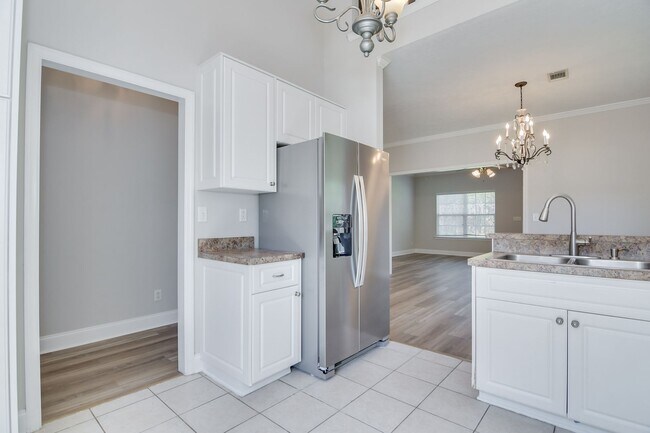 Building Photo - 3 Bedroom 2.5 Bath Townhouse