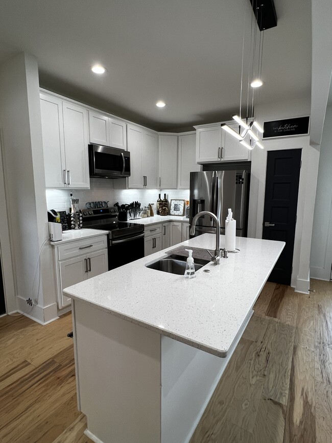 Building Photo - 1072 Zophi St