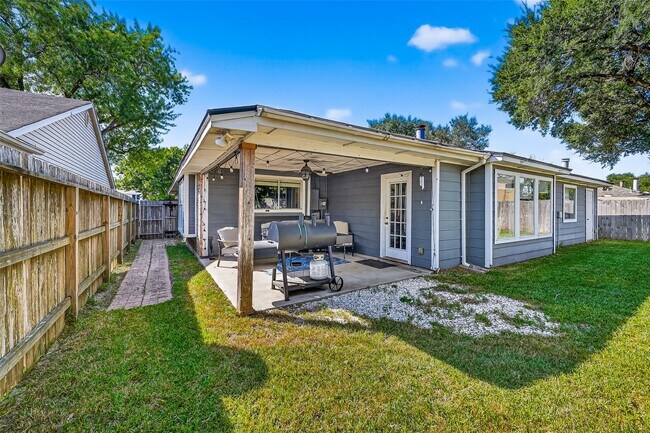 Building Photo - 930 Holly Hall Dr