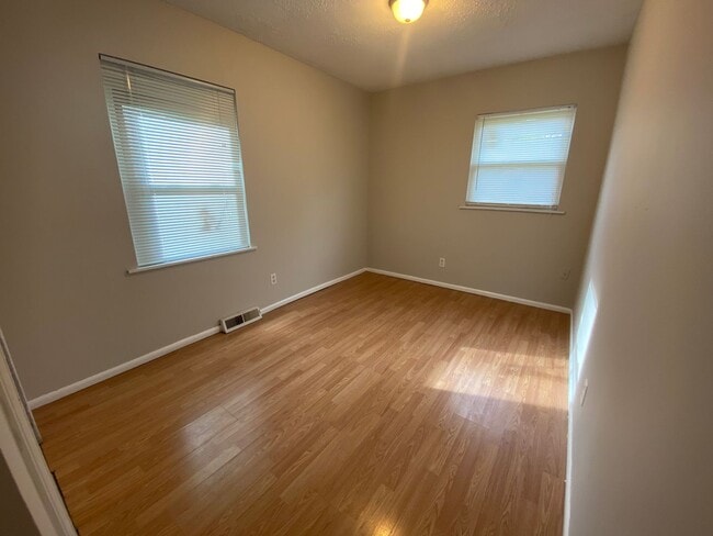 Building Photo - 845 Middle Dr