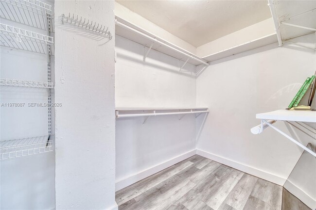 Building Photo - 2000 NE 135th St