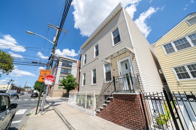 Building Photo - 88 Oakland Ave