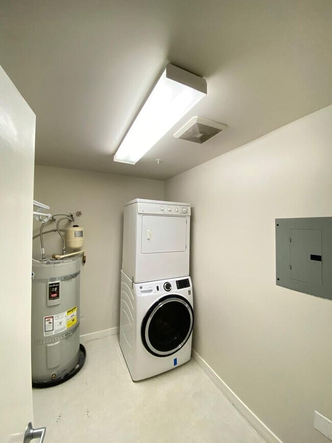 Building Photo - Spacious Seattle Condo - $2,000