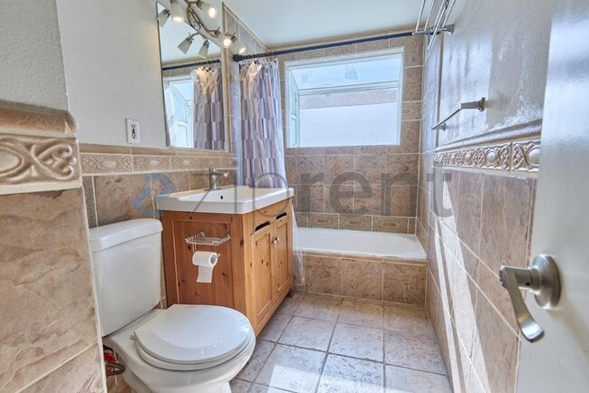 Building Photo - 915 N Holly St