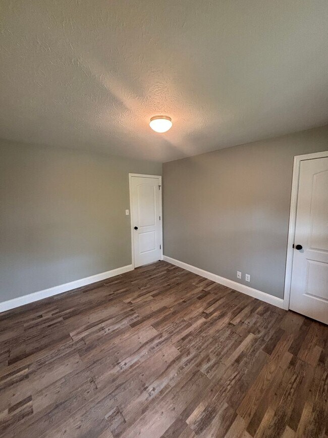 Building Photo - Freshly Renovated Rancher!