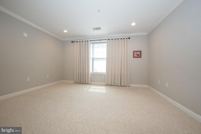 Building Photo - 300 W Elm St