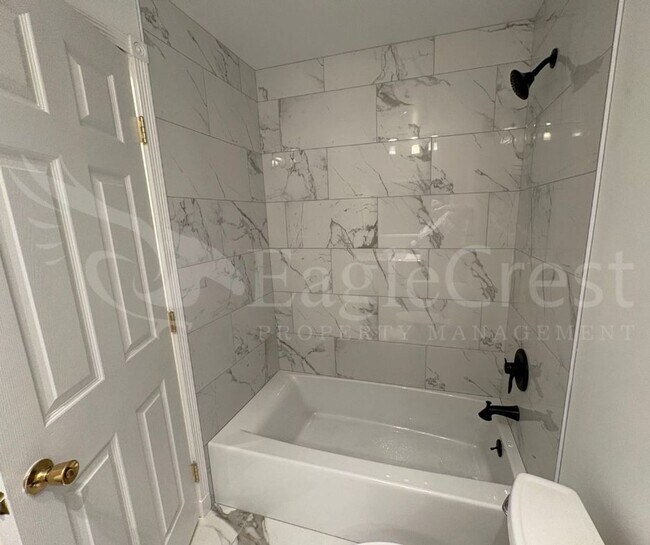 Building Photo - *2nd Month Rent Free* 3 Bedroom Townhome Near Country Club Golf Course