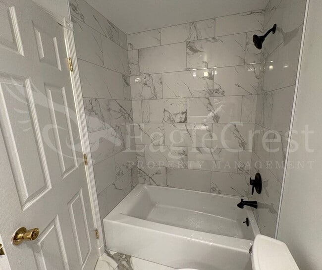 Building Photo - Three Bedroom Townhome Near Country Club G...
