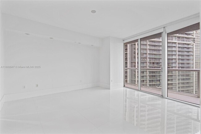 Building Photo - 495 Brickell Ave