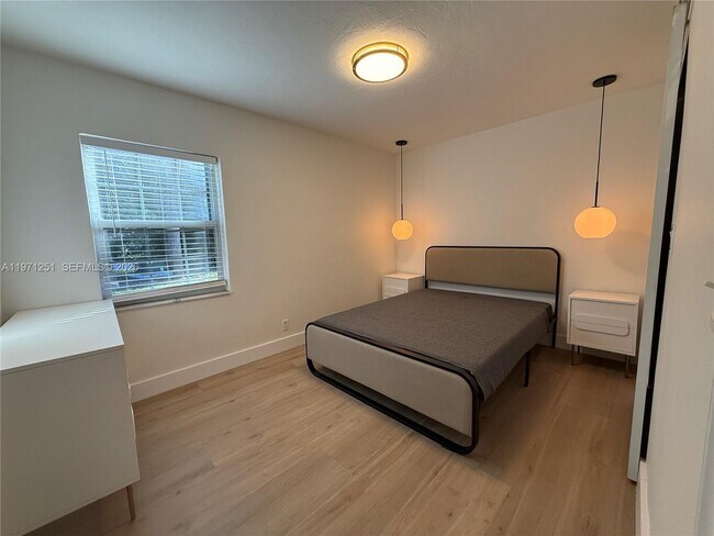 Building Photo - 1701 SW 13th Ct