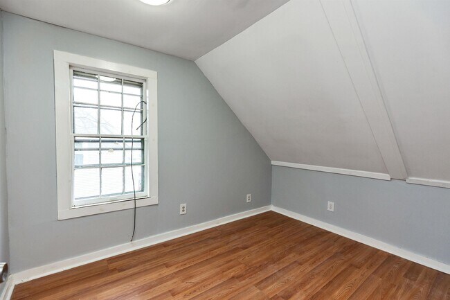 Building Photo - 27 School St