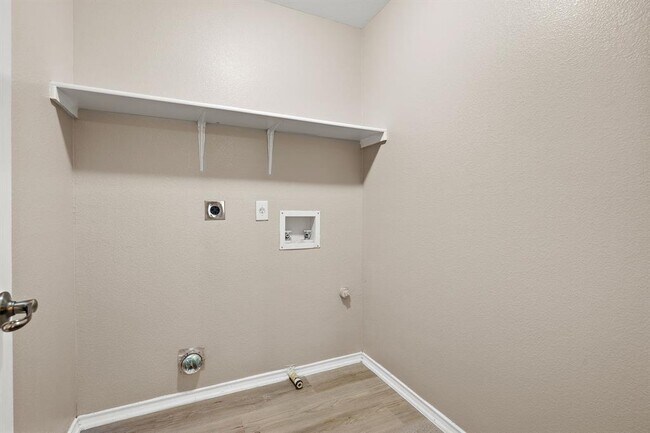 Building Photo - 5705 Viewpoint Dr