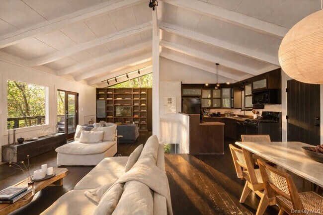 Building Photo - 15 Lake View Ct