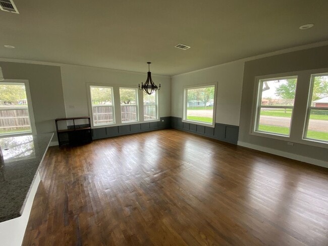 Building Photo - Beautiful 3/2 in Speegleville