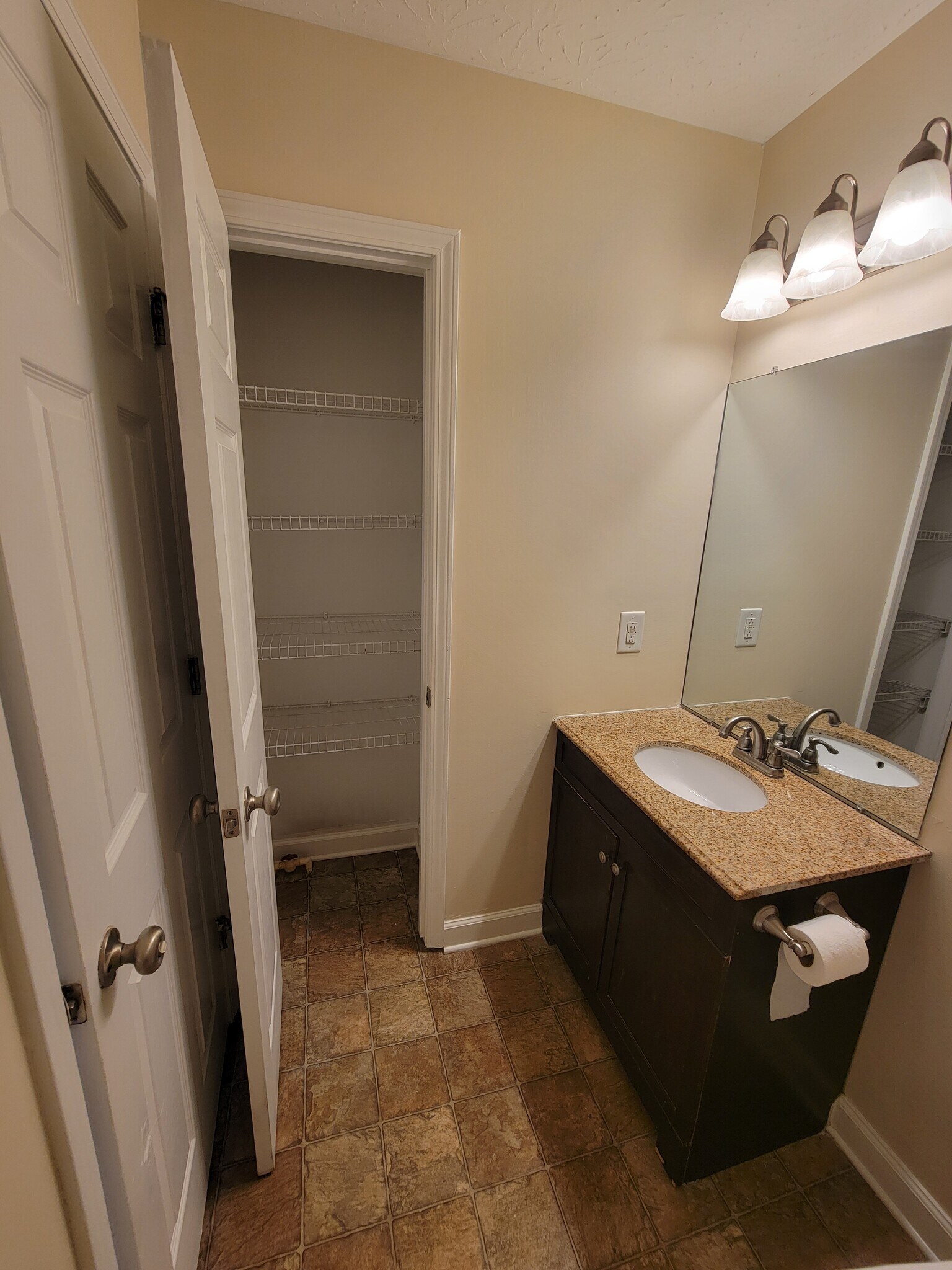 mast bath closet - 11665 Julien Rd