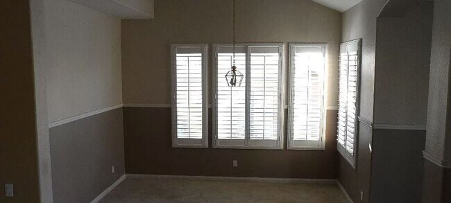 Building Photo - Lovely 5 Bed/3 Bath Home At Chapman Heights Community!